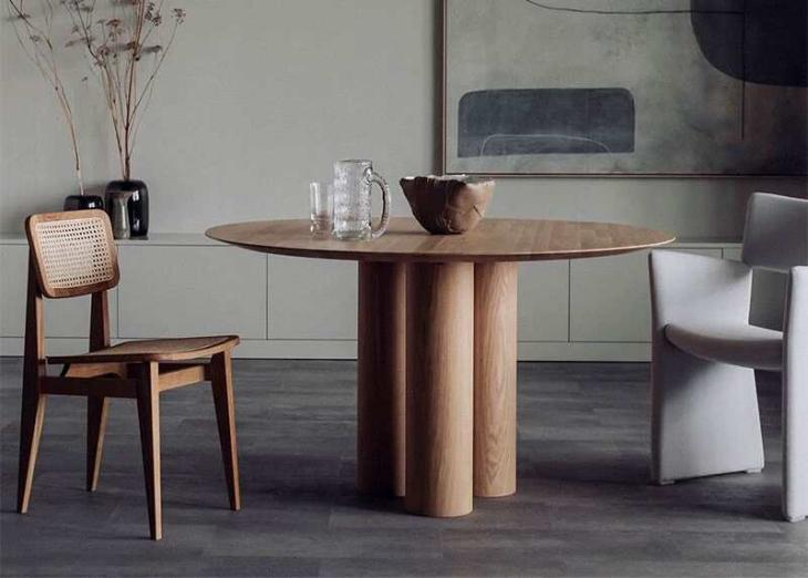 Mesa de comedor minimalista de madera natural con 3 patas cilíndricas, forma redonda única y lujo clásica