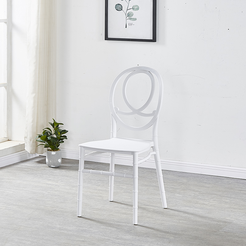 El plástico apilable de la boda del estilo simple preside la silla de alquiler al aire libre de la boda de la silla del acontecimiento del banquete 