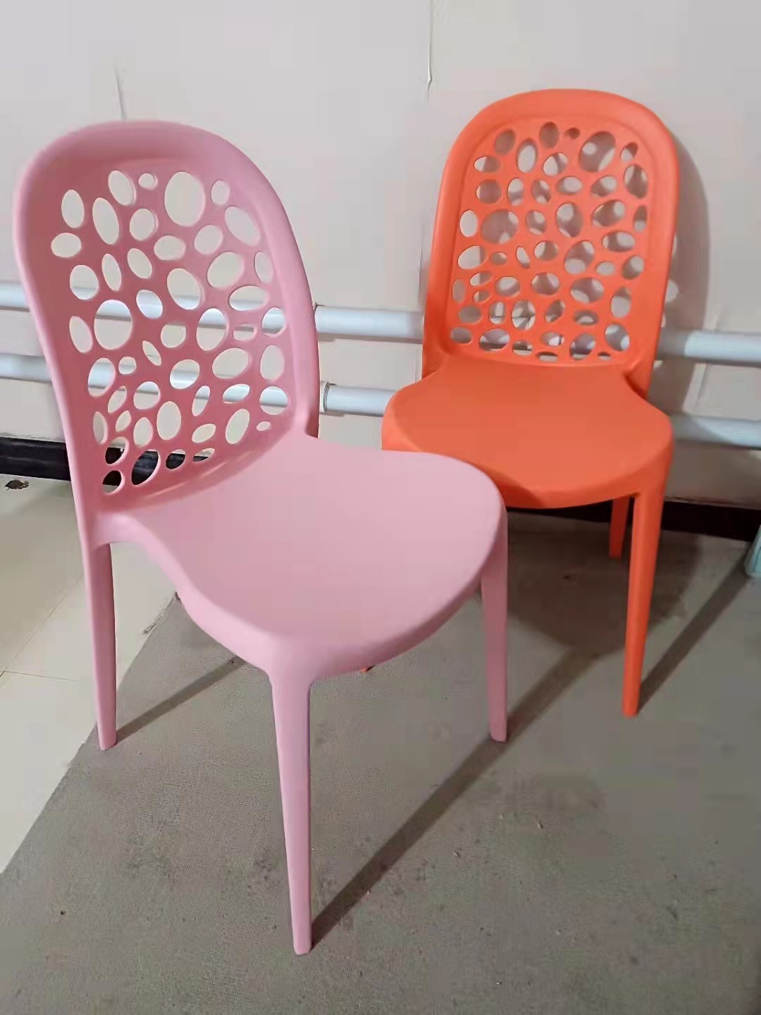 Muebles de exterior coloridos, silla de resina con respaldo hueco para comedor de plástico de jardín