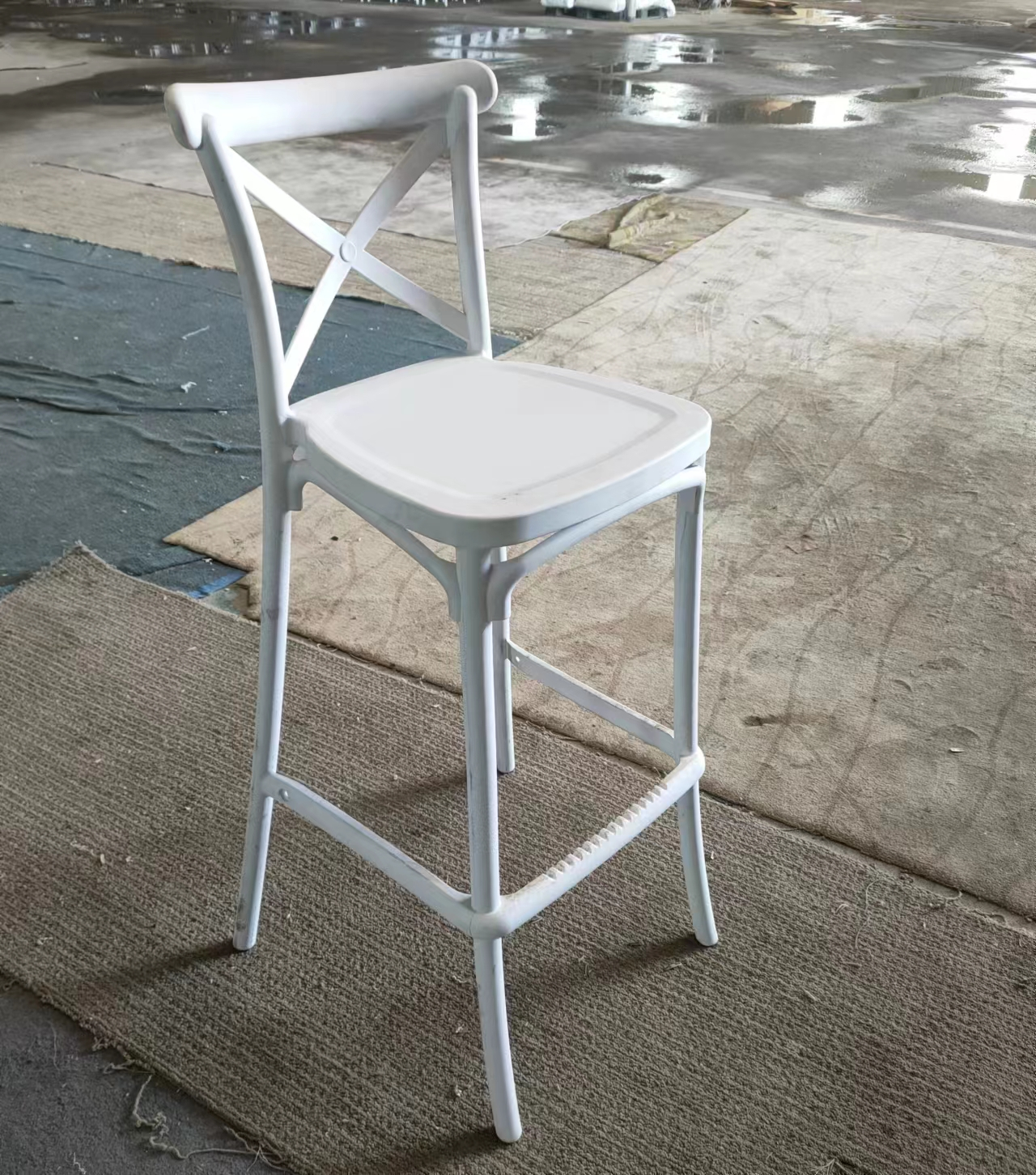 Sillas de comedor apilables de plástico para exteriores, nuevo diseño moderno, silla de Bar de resina, taburete alto, silla de comedor con respaldo cruzado