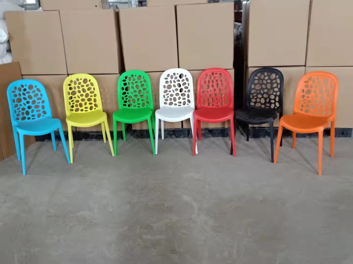 Muebles de exterior coloridos, silla de resina con respaldo hueco para comedor de plástico de jardín