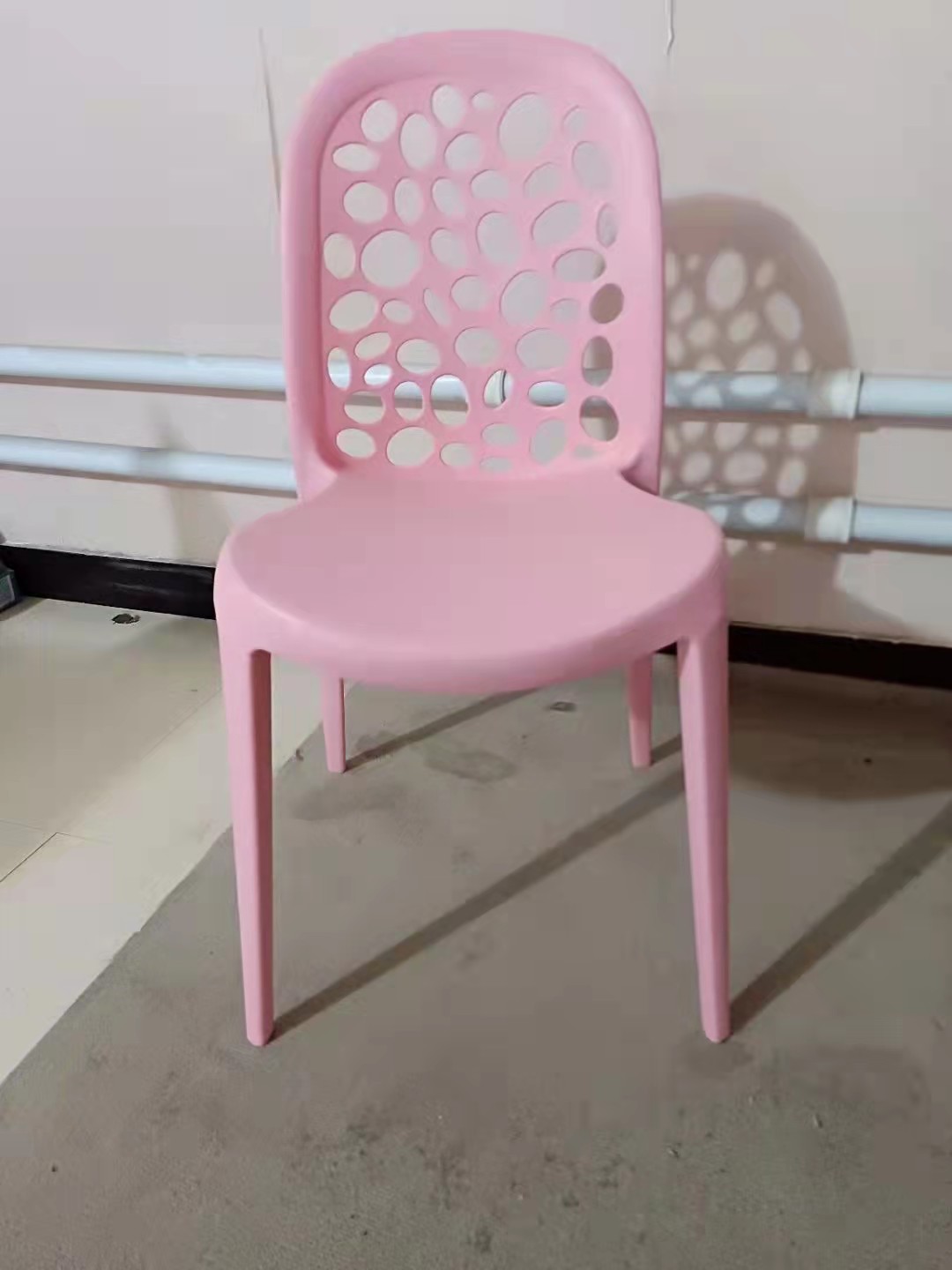 Muebles de exterior coloridos, silla de resina con respaldo hueco para comedor de plástico de jardín
